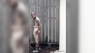 Michaelh amateur musculoso se masturba en la ducha y juega con su c...