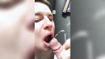 Tipo flaco chupa a gordo en vestuarios de piscina