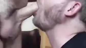 Curioso amateur chupa la polla de papá hasta que se corre