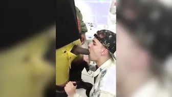 Pai urina em twink no vestiário