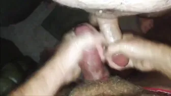 精液まみれの大きなチンポが舐め清められる