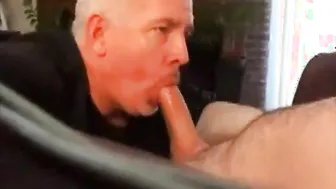 Papá se hace chupar y tragar su polla grande