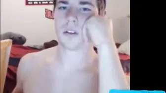Twink muestra su delicioso culo en la webcam