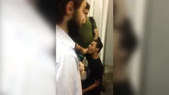 Pareja gay amateur hace una mamada en baño público