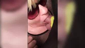 Travesti pervertido atado a la cama para una mamada brutal