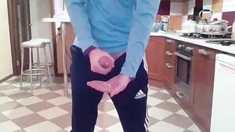 Tipo dotado se masturba la gran polla y se corre en nueva cocina
