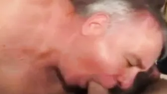 Papai maduro chupa pau amador e masturba