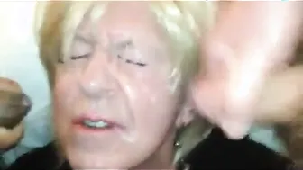 Crossdresser amador recebe vários boquetes e fica coberto de gozo e...