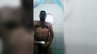 Oso peludo se ducha y se masturba la polla grande