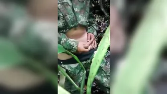 軍服を着た素人ラテン系兵士が野外でオナニー