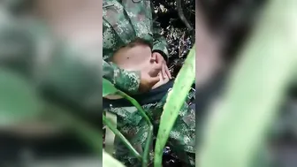 业余拉丁士兵在户外穿着军装自慰