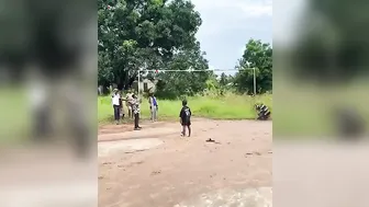 Hombre negro se divierte en escena gay en solitario