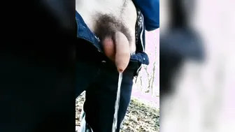 Chico masturba mientras orina en escena fetichista perversa