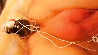 Amateur gay juego anal e-stim con botella de agua