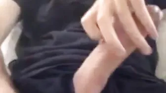 肌肉业余男撸着他那龟头肥大的大硬屌