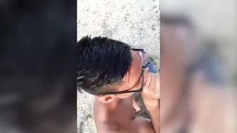 O twink chupa pau na praia e recebe um gole de porra