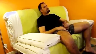 Papá musculoso se masturba su gran polla en la habitación naranja