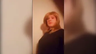 Sissy travesti afeitado y enchufado hace una mamada