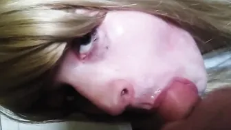 Travesti rubio chupa a hombre mayor y se traga su leche
