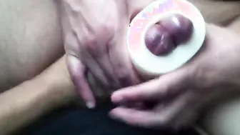 Dois amadores compartilham masturbação mútua com fleshlight