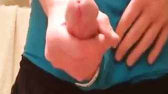 Twink juega con su meato y arruina su orgasmo en webcam