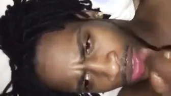 Amateur negra chupa polla grande y recibe facial