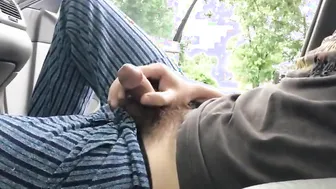 शौकिया ट्विंक बाहर अपना कठोर लंड हिलाता है