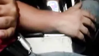 Twink solo se masturbe dans un avion en vidéo amateur