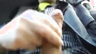Twink amador masturbando pau duro no carro