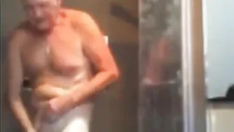 Papai mais velho se masturba no chuveiro e goza