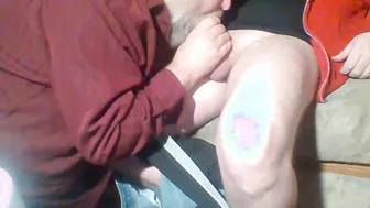 Papá oso le hace una lenta mamada a un joven cachorro