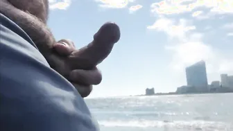 多毛熊男在公共海滩手淫并大量射精