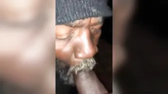 Oso amateur sin hogar hace una mamada desesperada a un desconocido