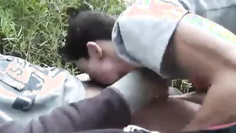 Mamada de gran polla amateur en el bosque