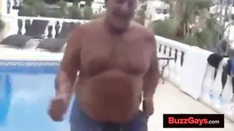 Papai urso latino gordinho tira a roupa nu ao ar livre
