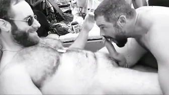 Muskulärer bär john wird bei wilder poolparty bareback gefickt