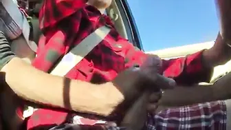 Tipo amateur se masturba en el coche al aire libre