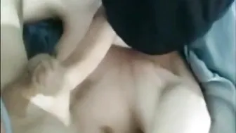 लटकता हुआ शौकिया आदमी अपना बड़ा लंड चूसता है