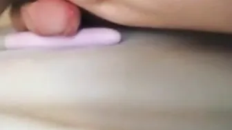 Twink se masturba com vibrador em sessão solo