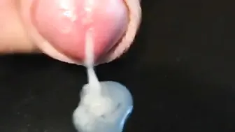 Cara não circuncidado masturba o prepúcio e goza uma grande porção