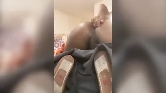 Chico amateur negro muestra su gran culo redondo y abultado