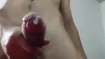 Jovencito se masturba la polla dura y juega con sus pelotas