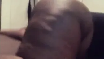 Cara amador negro provoca com striptease de bunda empinada