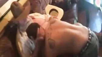Papai cowboy maduro é chupado por urso mais jovem