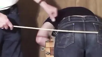 Papai espanca e açoita seu twink asiático em jeans apertados