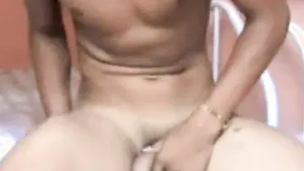 Latino-twink wird bareback gefickt und gewichst