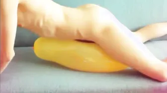 Twink se folla un globo amarillo hasta correrse