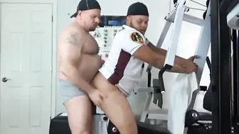 دب أبي عضلي يدرب رجل ناضج في نيك شرجي قاسي