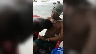 Papá chupa los pezones del tío latino en el bar