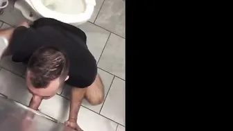 فحل هاوي عضلي يمص من خلال ثقب المجد